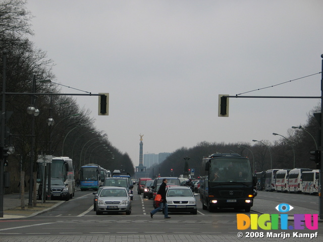 25121 Traffic in front of the Victory Column (Siegessaule), Strasse des 17 Juni